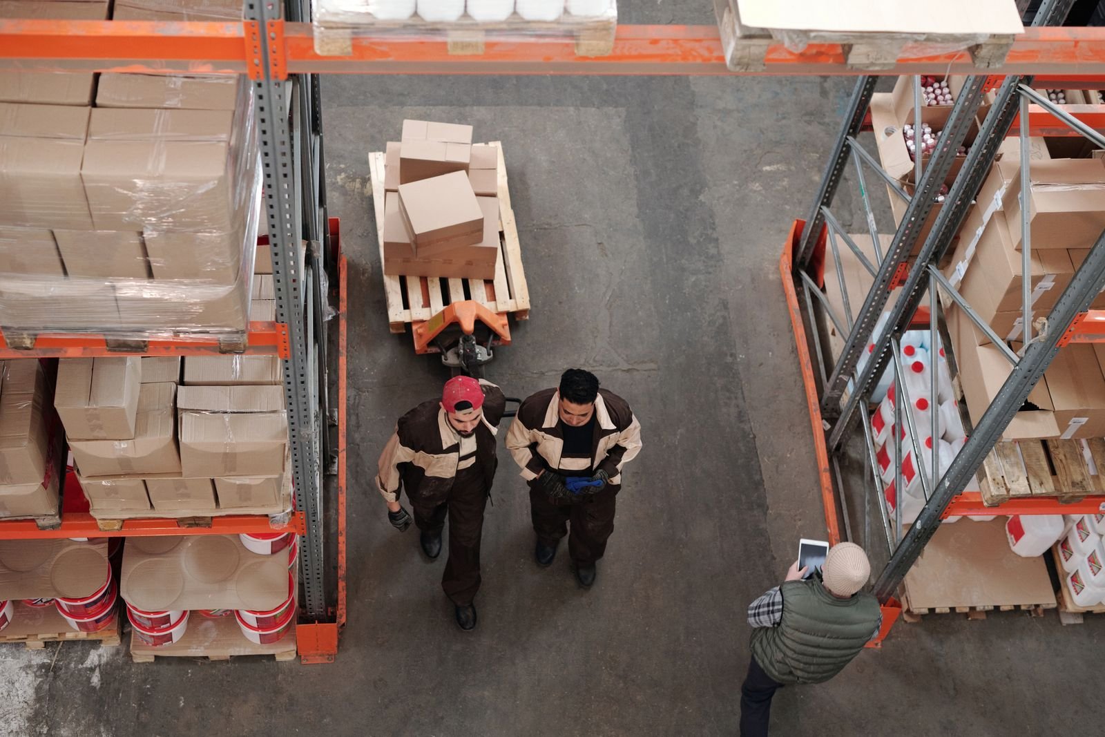 Especialistas coordinando inventario y mercancías en un almacén